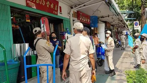 ประธานศูนย์ อปพร. เขตคลองเตยออกรณรงค์ป้องกันอัคคีภัยในช่วงหน้าร้อน