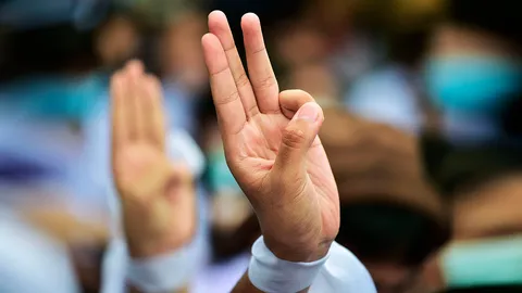 การ์ดกรูตบหน้า 2 เยาวชนชู 3 นิ้ว ป่วนอาชีวะรักสถาบัน เจรจาม็อบทําเนียบฯ