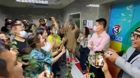 ทีมงานช่อง 3 ทำเซอร์ไพรส์ร้องเพลงมอบกุหลาบต้อนรับ สรยุทธ กลับมาทำงาน (คลิป)