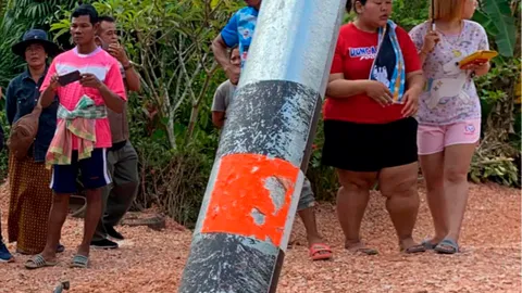 สลด ป้า 64 ดวงดับ รถพ่วงคว่ำเทหินคลุกทับ เสาไฟล้มฟาดซ้ำ