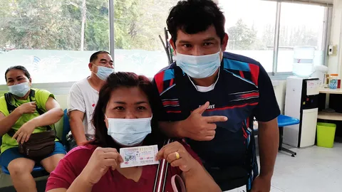 แม่ค้าก๋วยเตี๋ยว ซื้อหวยตามฝัน ถูกที่ 1 รับเงิน 6 ล้าน เฮลั่นบ้าน