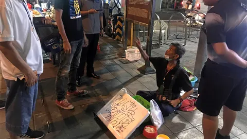 จับขอทานหัวใสใช้ลูกหมาหากิน หวังผลให้คนเห็นใจช่วยให้ทาน