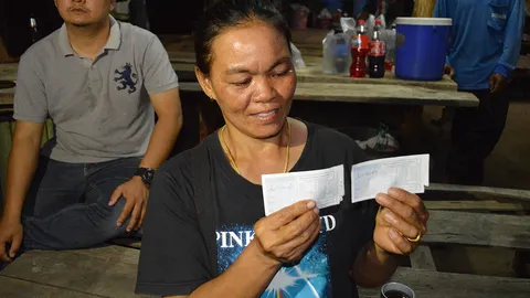 สาวตาพระยาสุดเฮง แม่ค้านำโชคมาให้ ถูกที่1 2ใบ รับเงิน 12 ล้าน