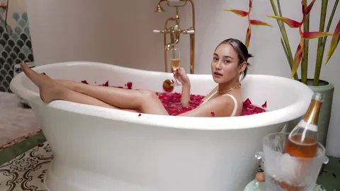 เซ็กซี่เล็กน้อย "นาว ทิสานาฏ" กับชุดว่ายน้ำวันพีซแต่อินเนอร์มาเต็มมาก