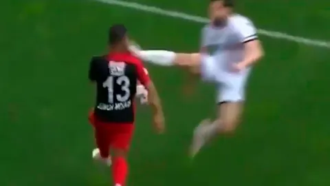 แข้งเติร์กโดนตะเพิด หลังเปิดปุ่มเข้าเต็มหน้าคู่แข่งเย็บ 7 เข็ม (คลิป)