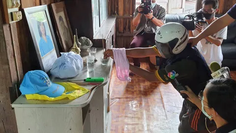 ตำรวจคุม "ไอ้เอก" คนร้ายทำร้ายแม่นักข่าวทำแผน พร้อมไปกราบรูปขอขมาผู้ตาย