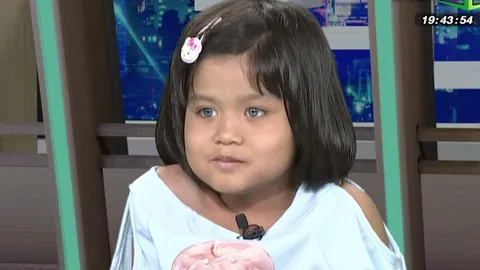 "น้องออมสิน" เด็กตาฟ้า มีหวังได้เข้าเรียน เป็นโรคหายาก พบ 1 ใน 4 หมื่นคน