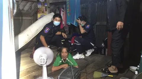 เผยนาทีกู้ภัย ช่วยป้าขาติดร่องพื้นกระดาน หนีบจนลุกไม่ได้ ต้องงัดไม้ช่วย