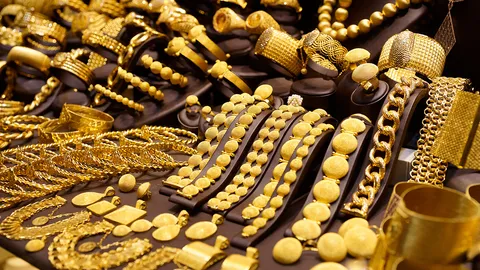 ทองจะขึ้นอีกไหม เช็กแนวโน้มราคาทองคำ หากหลุด 25,700 บาทมีโอกาสไปต่อ