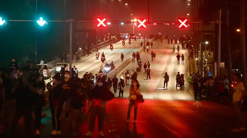 มวลชนขึ้นสะพานปิ่นเกล้า ออกจากพื้นที่ชุมนุม หลังตำรวจเข้าควบคุมพื้นที่ (คลิป)