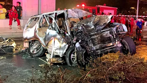 หนุ่มเจ้าของร้านก๋วยเตี๋ยวซิ่งซีอาร์วีชนตอม่อ ไฟไหม้แฟนสาวพยาบาลเสียชีวิตคู่