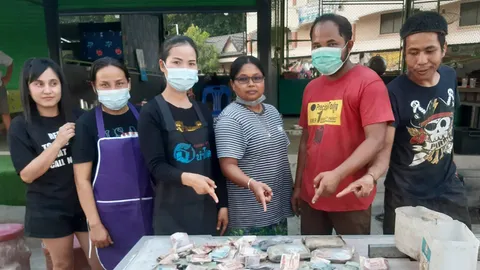 สาวใหญ่เมืองคอนปรับพื้นที่ตลาด รถขุดพบกล่องใส่เงินสดนับแสนบาทฝังใต้ดิน (คลิป)
