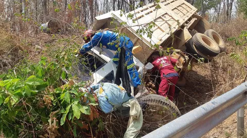 ขับสิบล้อไม่ชินเส้นทาง หลุดโค้งชนเนินดินดับ อีกรายพลิกคว่ำสวนข้างทาง 