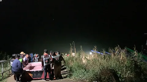 "พายุฤดูร้อน" ซัดเรือ นทท.ชมโขงล่ม 4 ชีวิตรอดหวุดหวิด อีก 2 ไม่รู้ชะตากรรม