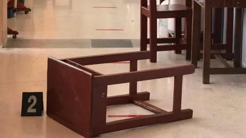 นร.ช็อก ครูหนุ่มแขวนคอหน้าห้องเรียน เผยโดนย้าย หวั่นถูกให้ออก