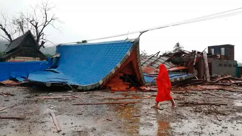 เตือนฉบับ 11 "พายุลูกเห็บ" ที่ตากศาลาวัดซ่อมเสร็จพังอีก เจ้าอาวาสลมจับ