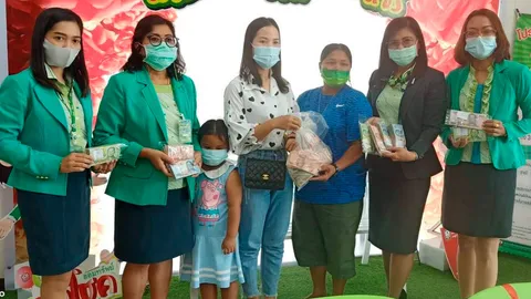 ลูกสาวหอบเงินที่พ่อฝังดินไว้ ให้ ธกส.ตรวจนับธนบัตร พบยังใช้ได้ 5.2 หมื่น