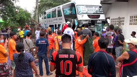 รถทัวร์แหกโค้งพุ่งชนอัดรั้วเหล็กที่ขามทะเลสอ คนขับถูกอัดก๊อบปี้ตายคาที่