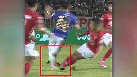 น่ากลัวมาก!! กองกลางทีมชาติเวียดนามถูกเสียบสกัด ขาหักผิดรูป (คลิป)