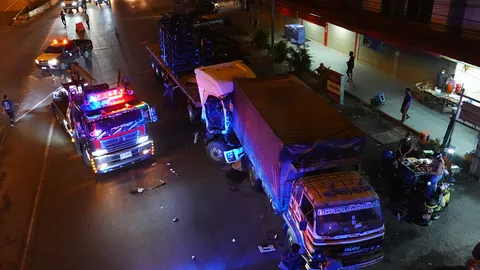 "บางปะกง" รถพ่วง 14 ล้อ มองไม่เห็นสิบล้อจอดอยู่ข้างทาง พุ่งชนอย่างจัง