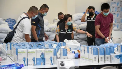 ทลายโกดังถุงมือยาง มูลค่ากว่า 500 ล้านบาท นายทุนจีนอยู่เบื้องหลัง