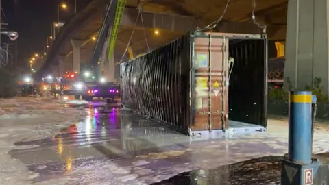 คอนเทนเนอร์สารเคมี ระเบิดริมถนนเทพรัตนฝั่งขาเข้า บาดเจ็บหลายรายรถติดหนัก