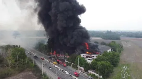 ด่วน ไฟไหม้โรงงานรีไซเคิลพลาสติก ที่ปราจีนบุรี ลมแรงลุกลามเร็ว (คลิป)