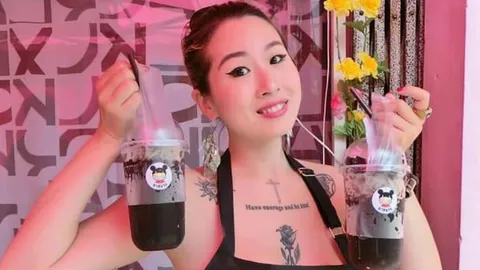 แม่ค้าเฉาก๊วยนมสด แจงใส่ชุดโชว์หวิวเรียกลูกค้า ยันแต่งปกปิดพอไม่อนาจาร (คลิป)