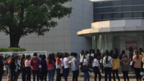 เปิดคลิปคนแห่สมัครงาน บริษัทดังนวนคร ยืนรอแถวยาวกว่า 3 กิโลเมตร