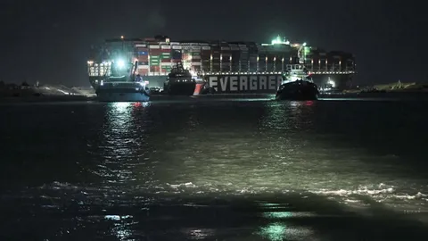 เร่งขุดทรายปล่อยเรือยักษ์ เปิดคลองสุเอซ จนท.ไม่เชื่อเรือติดเพราะลมแรง