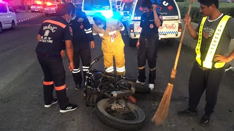 หนุ่มนักศึกษาพาเพื่อนรุ่นพี่ซ้อน จยย.GPX ชนรถบดซ่อมถนนพระราม 2 ดับคู่