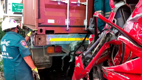 หนุ่มรถสไลด์ขับหลับในพุ่งอัดท้ายพ่วง 18 ล้อยับ ดับคาที่ริมถนนย่านบางพลี