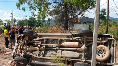 รถเก๋งเลี้ยวตัดหน้ากะทันหัน ทำกระบะเสียหลักพลิกคว่ำ ตาย 3 เจ็บระนาวอีก 6