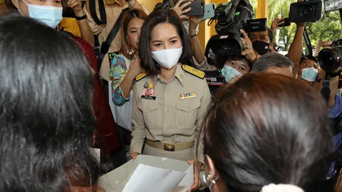 "รับน้อง" ตรีนุช กลุ่มนักเรียนเลวบุก มอบ "เค้ก" ชัยวุฒิลั่นไม่หนักใจ กำราบเว็บด่ารัฐบาล