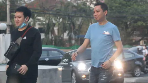 โดน 6 ข้อหา คนจ้างพริตตี้ "วาวา" ยื่น 3 แสนประกันตัว เดินยิ้มลงโรงพัก