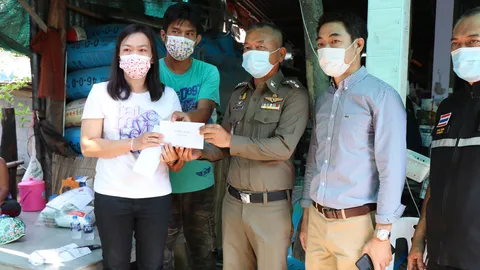 นายอำเภอปักธงชัยเยี่ยมเด็กหญิง ป.3 ที่ถูกพลุงานศพตกใส่ศีรษะจนนอนโคม่า