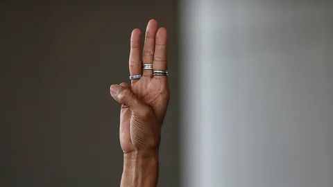 เมื่อผู้เฒ่าชูสามนิ้ว