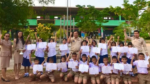 ชื่นชม โรงเรียนมอบเกียรติบัตรความดีให้เด็กจิตใจดี ขุดปูนาเก่ง รักครอบครัว
