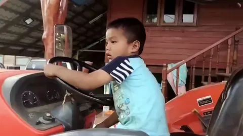 หนูน้อย 4 ขวบบุรีรัมย์ช่วยพ่อแขนติดเครื่องหยอดปุ๋ย ขึ้นรถไถดับเครื่องทัน