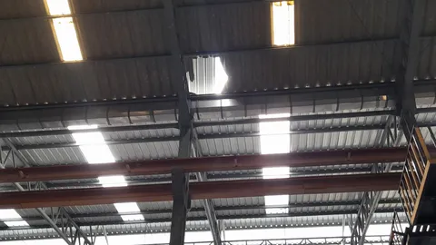 หนุ่มคนงานชะตาขาด ตกจากหลังคาสูง 10 เมตรของโรงงานย่านพระประแดง ตายคาที่