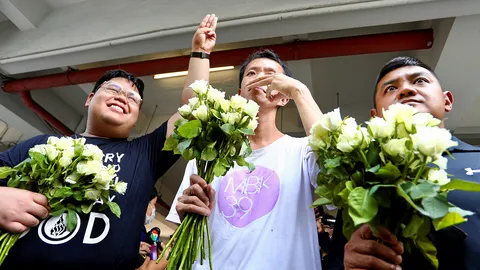 5 ผู้ต้องหาขวางขบวนเสด็จ ศาลอาญาให้ประกัน "รีเดม" ลุยจ่อนัดชุมนุมอีก