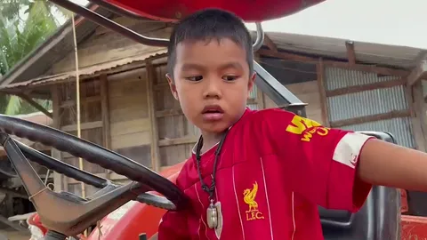 พ่อของน้องฮีโร่ 4 ขวบอาจเสียนิ้ว แม่เผยลูกชอบนั่งรถไถจึงดับเครื่องเป็น