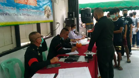 คัดทหารเกณฑ์ปี 64 ที่อุทัยธานีวันแรกคุมโควิดเข้ม 2 สาวสวยทำหน้าที่ชายไทย