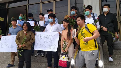 มายด์ พร้อมพวกรายงานตัวกับอัยการคดี ตร.บางโพแจ้งข้อหา ม.112 ชุมนุมหน้าสภาฯ