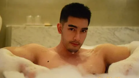 สิงโต เดอะสตาร์ ปล่อยชอตเด็ด นอนแช่อ่างน้ำ อวดกล้ามอกสุดแน่น