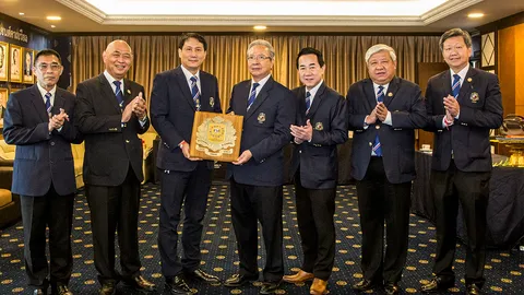 เพื่อนๆ แสดงความยินดีกับ "ธะนาชัย ธีรพัฒนวงศ์" ที่ได้เป็นนายกสมาพันธ์ฯ คนใหม่