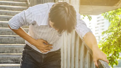 ปวดท้องข้างขวาหมายถึงอะไร ส่งสัญญาณต้องระวังโรคใดบ้าง