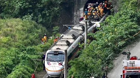 สยอง “เช็งเม้ง” ไต้หวัน รถด่วนชนวินาศ 48 ศพ