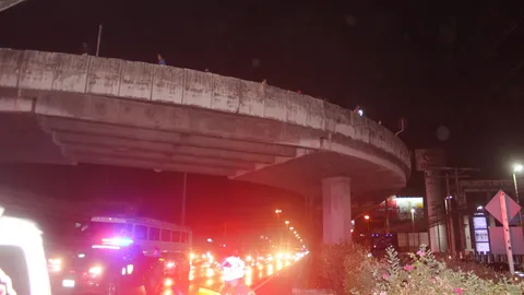 แหกโค้งสะพาน-ซัดแบริเออร์ หนุ่มเขมรดวงกุด ซิ่ง จยย.ร่วงพื้นรถชนดับ