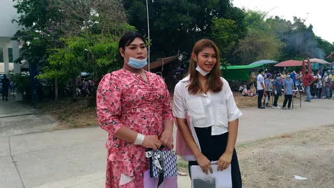 หน่วยตรวจเลือกทหาร จ.อุทัยฯ คึกคัก สาวสองควงคู่ ร่วมจับใบดำ-ใบแดง